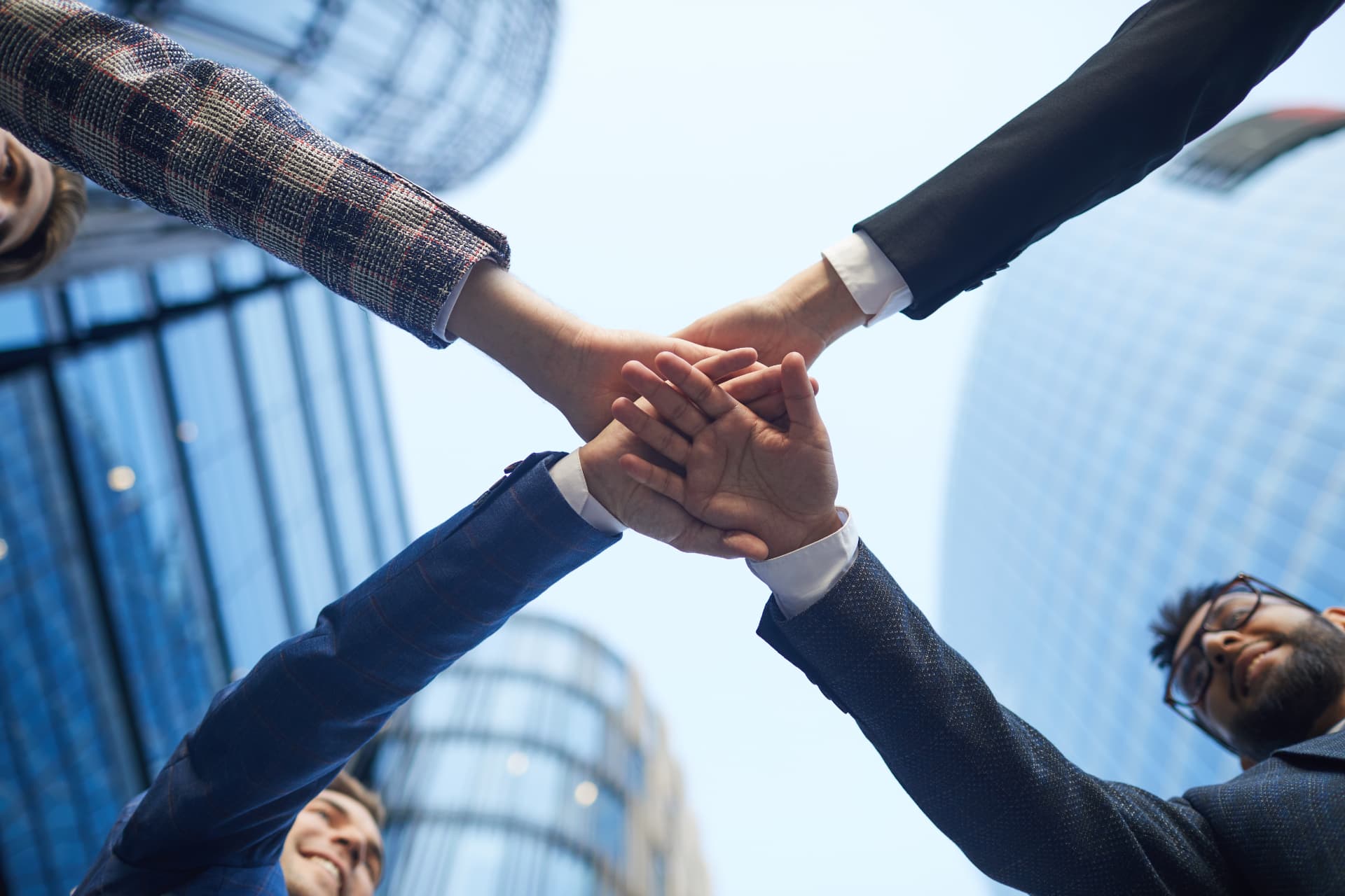 Equipo profesional colaborando en un entorno empresarial