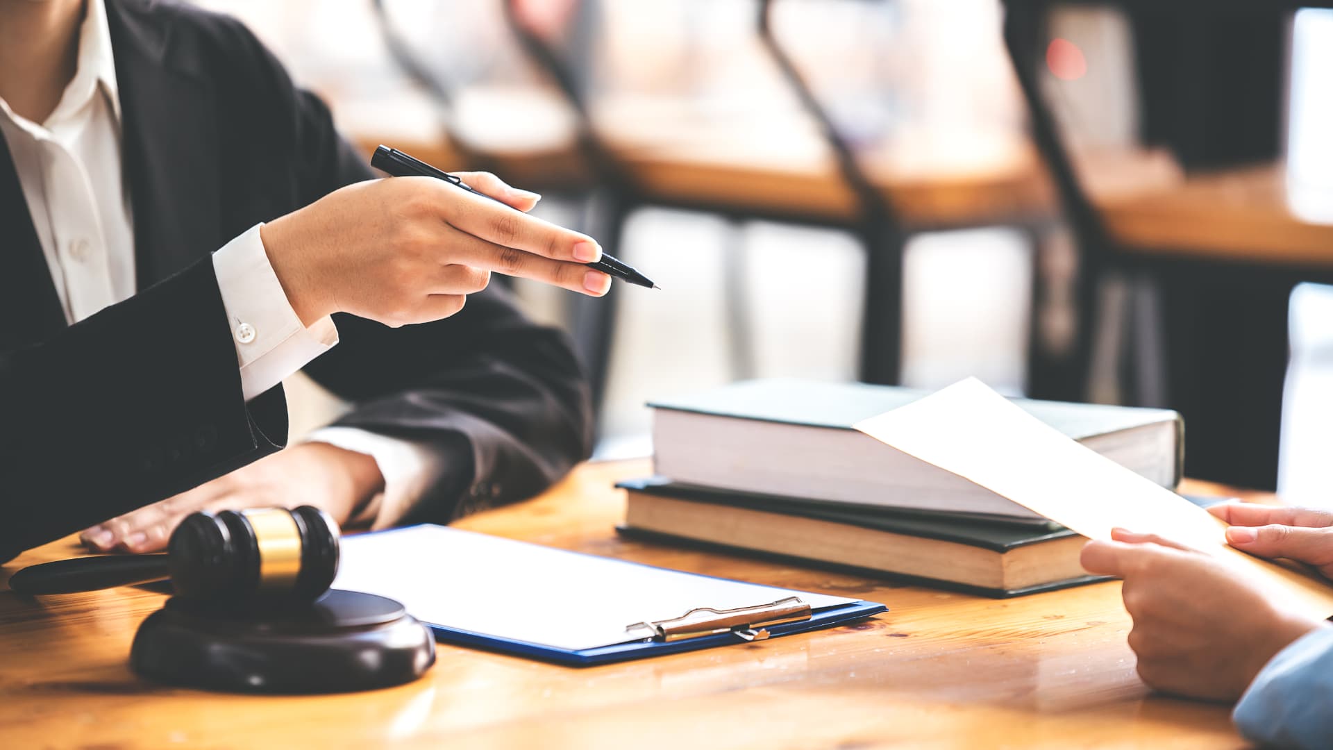 Abogados revisando un documento corporativo